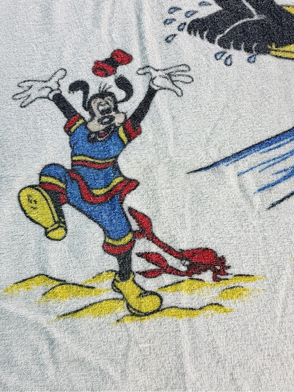 Vtg Walt Disney World Disneyland Exclusive Mickey & Friends Beach Towel Surfing